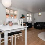 Cozy Located Townhouse In ヴィラ