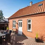 빌라 Cozy Located Townhouse In *