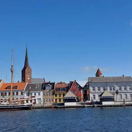 Cozy Located Townhouse In Villa *