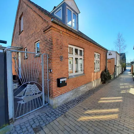 Cozy Located Townhouse In 纳克斯考