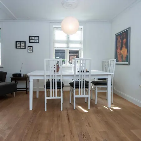 Cozy Located Townhouse In * 纳克斯考