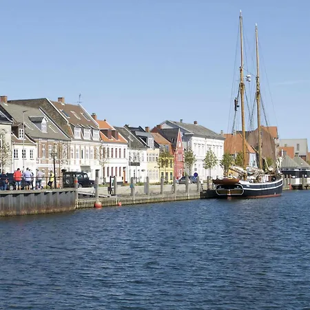 Cozy Located Townhouse In 别墅